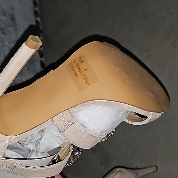 Beautiful Nude Strap with Oval Stones in front Design Heels New! - Picture 5 of 6